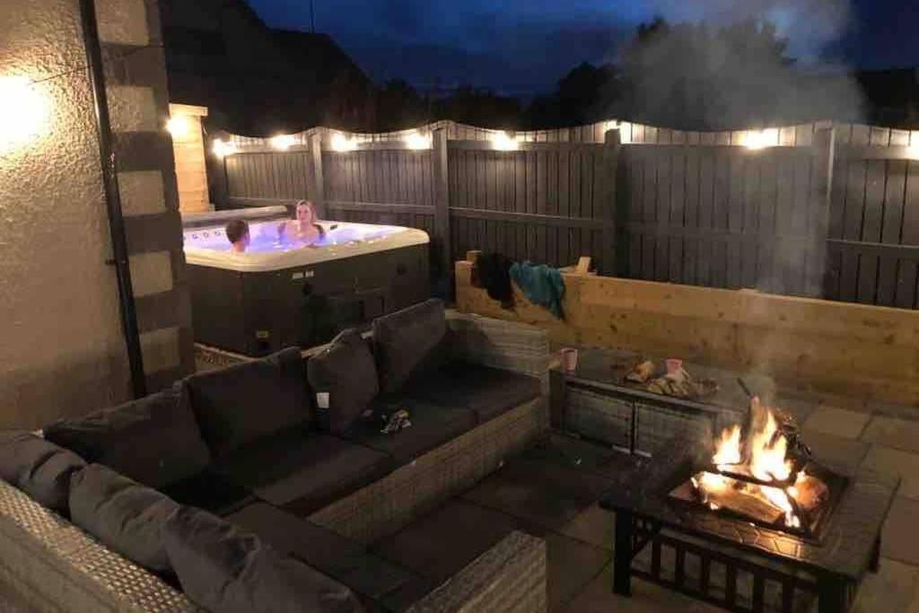 Alcantara- Modern Home With Hot Tub- Sleeps 10 Cromdale Kültér fotó